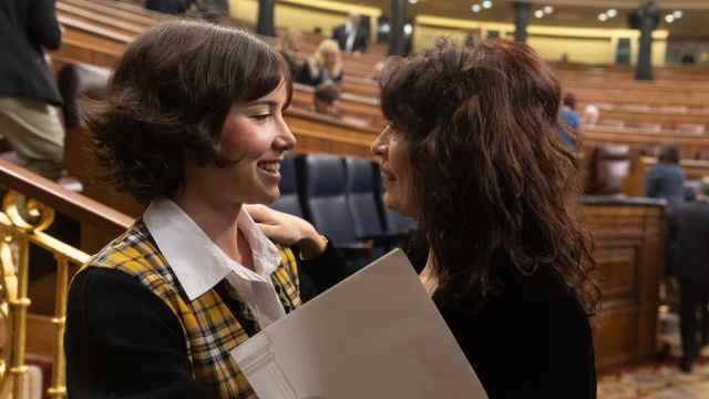 La diputada del PSOE Andrea Fernández (i) y la ministra de Igualdad, Ana Redondo (d), en el Congreso de los Diputados.