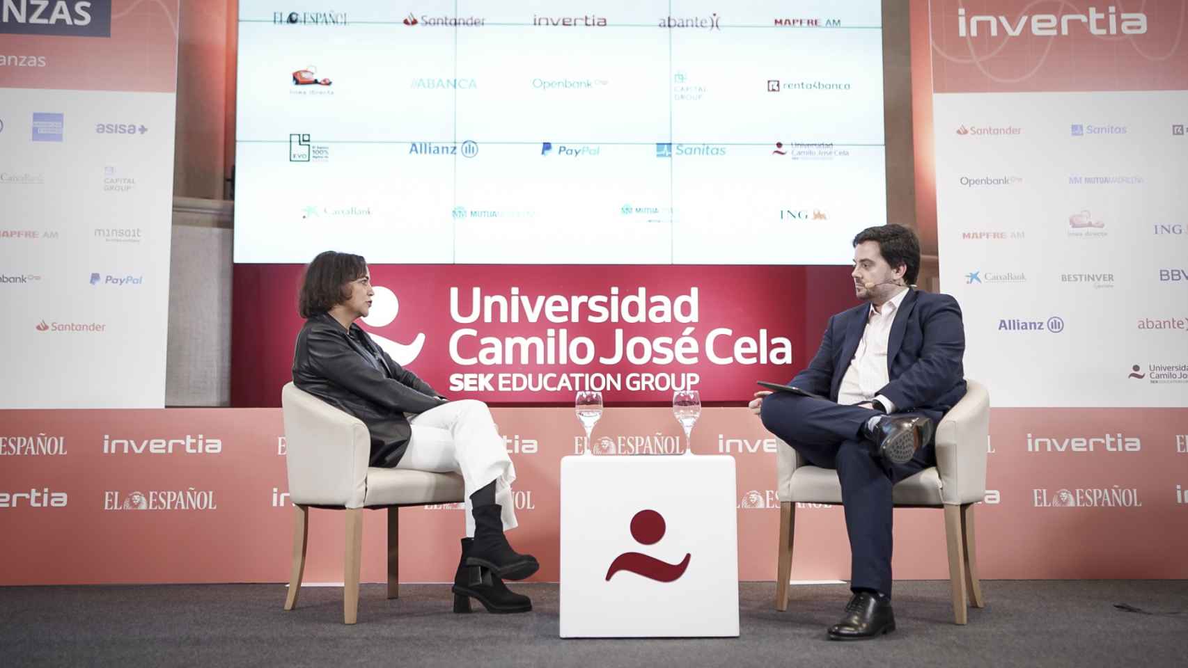 Almudena Román, directora general de Banca para Particulares de ING España, durante su conversación con Arturo Criado,  subdirector de EL ESPAÑOL-Invertia;