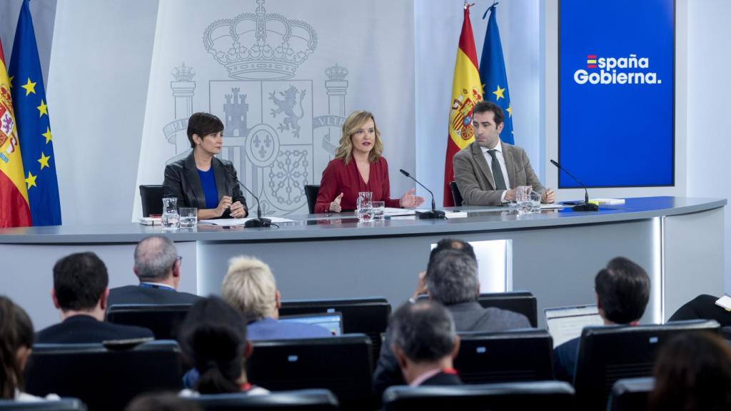 (I-D) La ministra de Vivienda y Agenda Urbana, Isabel Rodríguez; la ministra de Educación, Formación Profesional y Deporte, Pilar Alegría, y el ministro de Economía, Comercio y Empresa, Carlos Cuerpo, durante una rueda de prensa posterior a la reunión del Consejo de Ministros, en el Palacio de la Moncloa, a 19 de marzo de 2024, en Madrid (España).