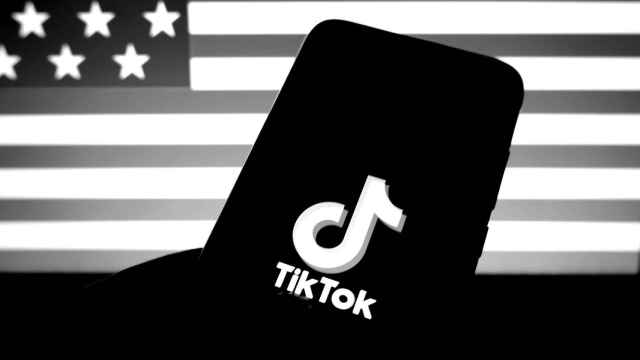 Bandera de Estados Unidos con el logo de la red social TikTok.