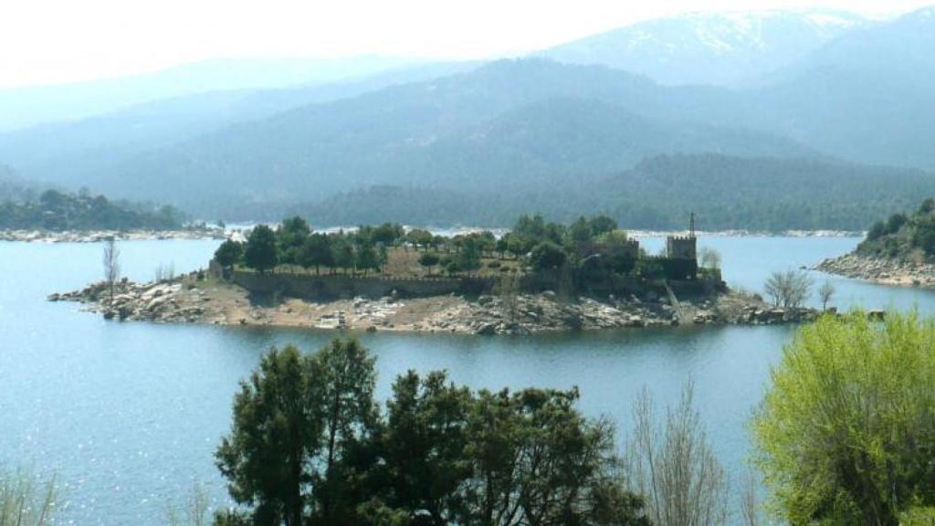 Así es la isla privada a menos de una hora de Madrid que está en venta: tiene un castillo y 7 habitaciones tipo 'suite'.