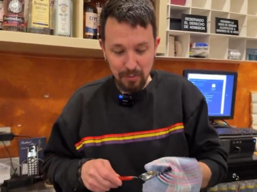 El ex vicepresidente del Gobierno Pablo Iglesias en su nuevo bar de Lavapiés.