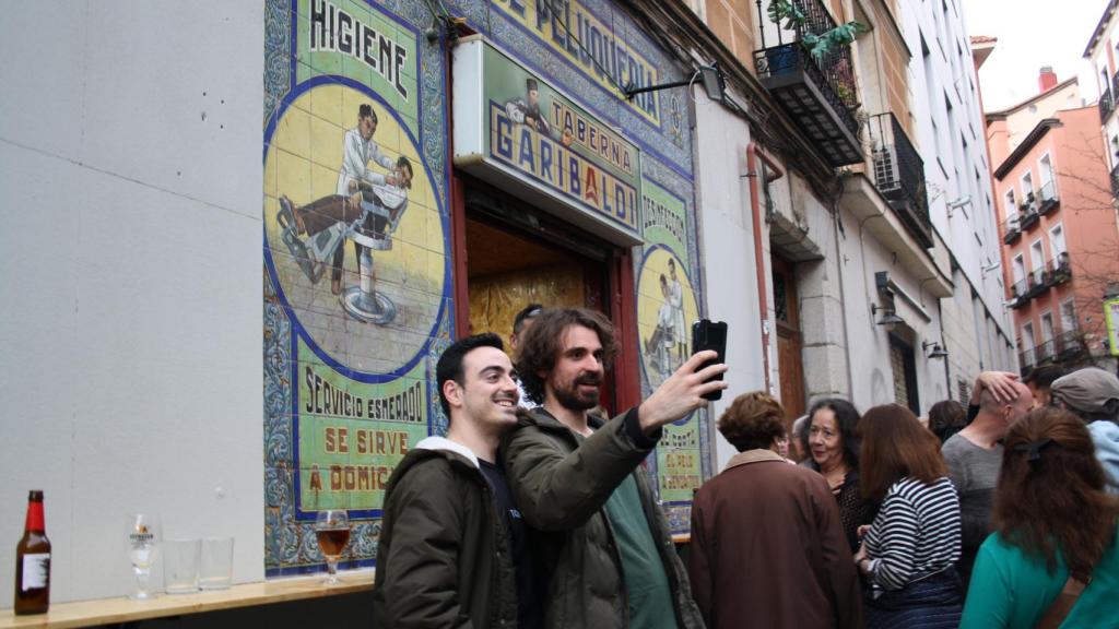 Sergio y Guillermo, dos jóvenes que asistieron este martes 19 a la apertura, se hacen un selfie en la entrada de la Taberna Garibaldi.