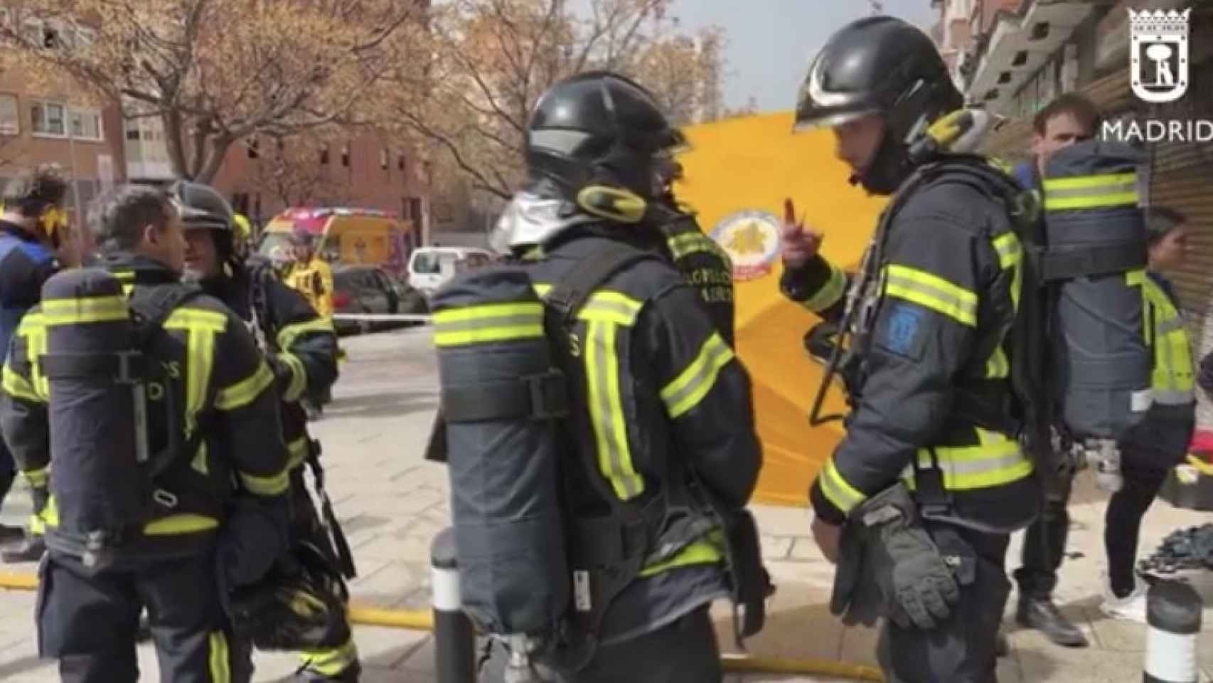 Sanitarios y bomberos en la papelería de Tetuán.