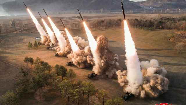 Varias baterías de misiles proyectando cohetes este lunes en Corea del Norte.
