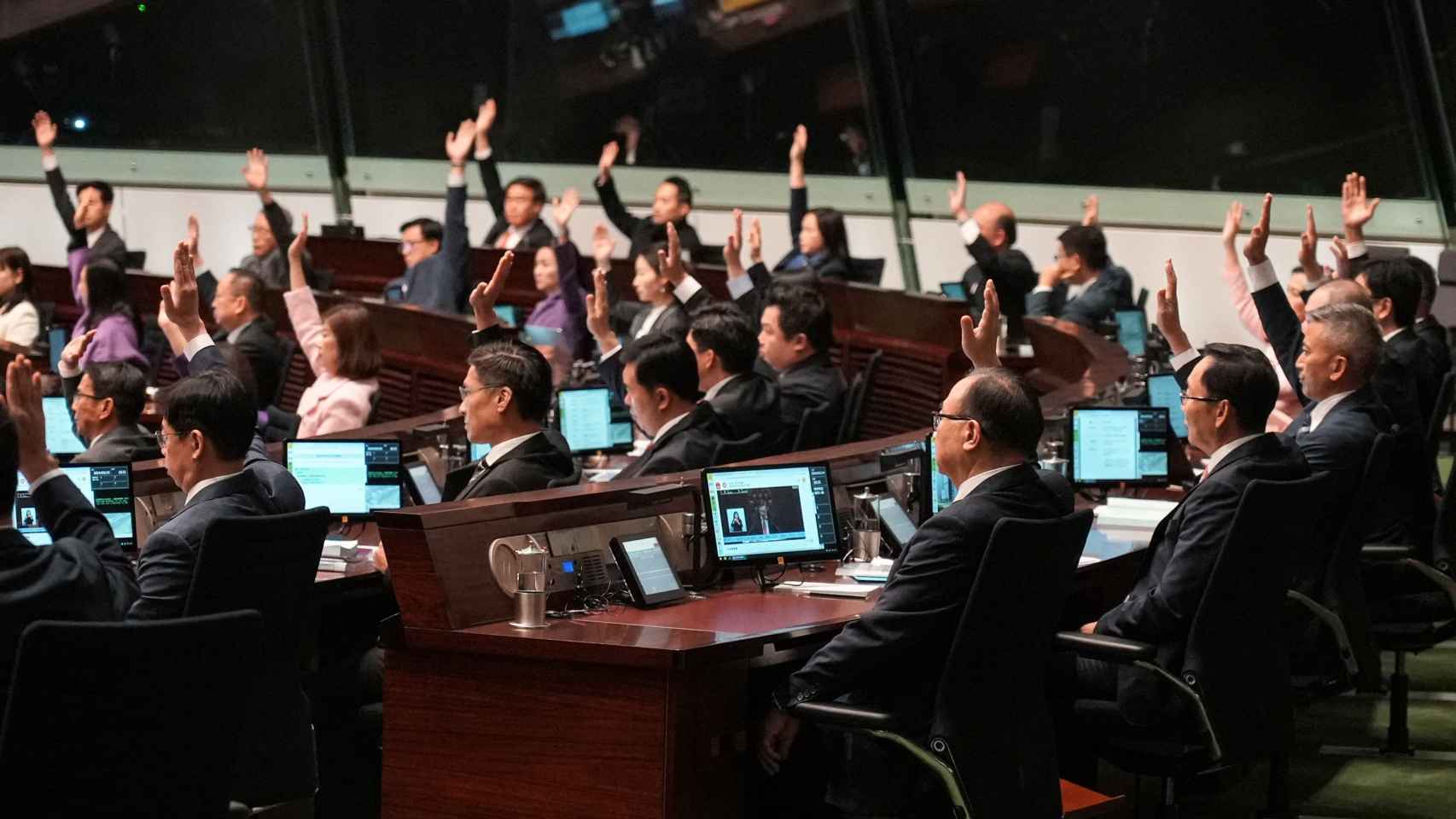 El Parlamento de Hong Kong vota durante la segunda lectura del artículo 23 de la Ley Fundamental, este martes.