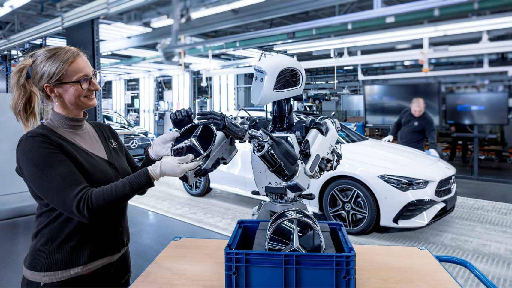 El robot Apollo interactuando con una operaria humana en la fábrica de Mercedes-Benz