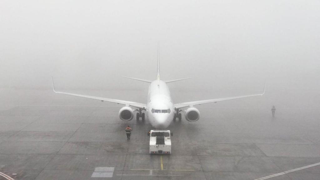 Imagen de archivo de una pista de aterrizaje cubierta por la niebla