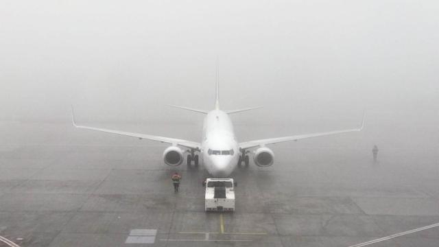 Imagen de archivo de una pista de aterrizaje cubierta por la niebla