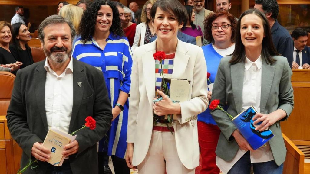 La líder del BNG, Ana Pontón (c), junto a diputados del BNG durante la sesión de constitución del Parlamento de Galicia.