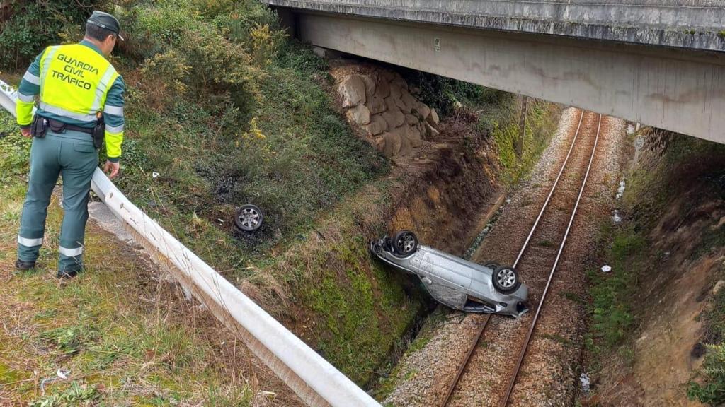 Un coche cayó sobre las vías del Feve en Foz