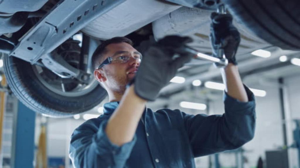 Un mecánico realizando una reparación en el coche