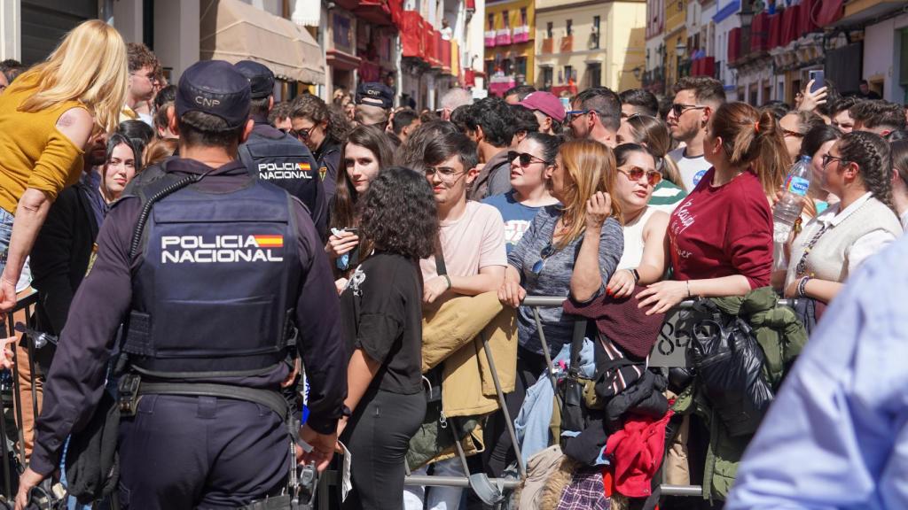 Policías Nacionales de servicio durante la entrada de la Esperanza de Triana en 2022.