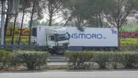 Camión que ha provocado el accidente en el que han fallecidos dos guardias civiles en Sevilla.