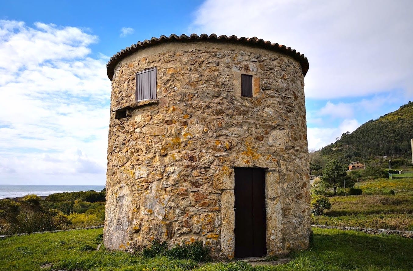Antiguo molino de viento en Camposancos, en la costa de A Guarda. Foto: Google Earth