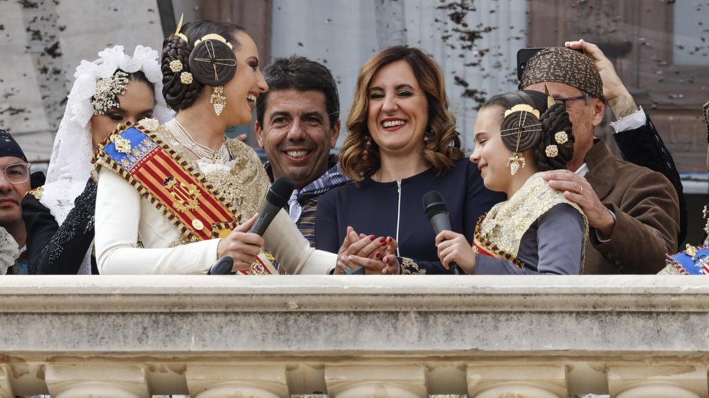 Las Falleras Mayores de Valencia, María Estela Arlandis (izqda), y Marina García, a punto de dar la orden para el disparo.
