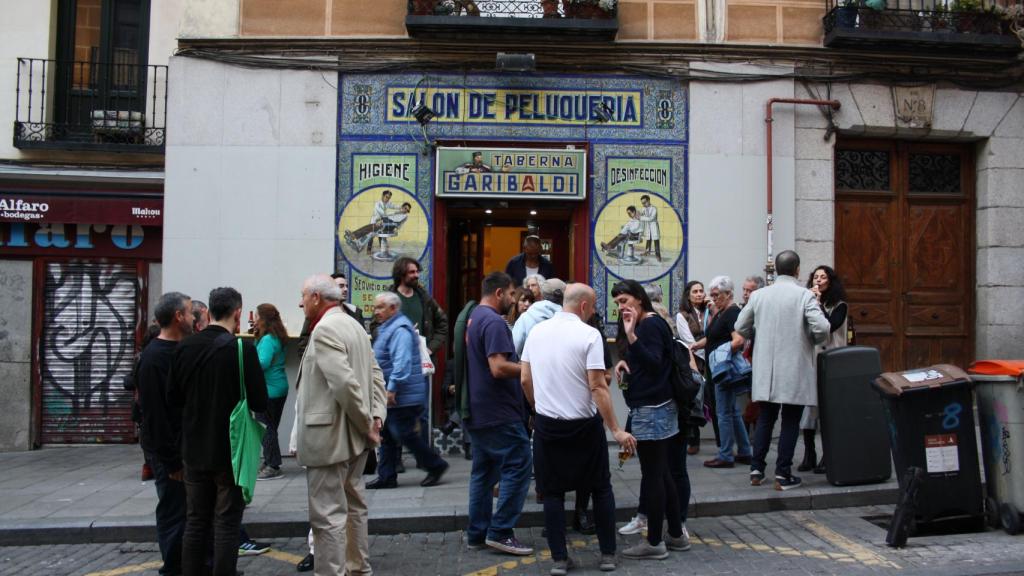 Muchos optaban por salir con la bebida a la entrada, ocupando decenas de personas los alrededores del número 7 de la calle Ave María.
