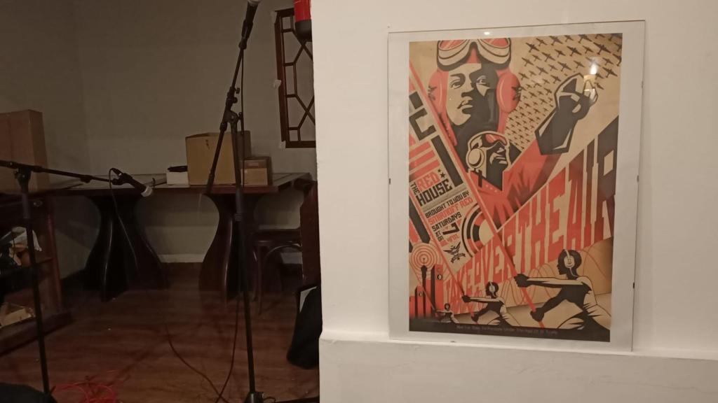 Uno de los carteles decorativos de la Taberna Garibaldi junto a su pequeño escenario.