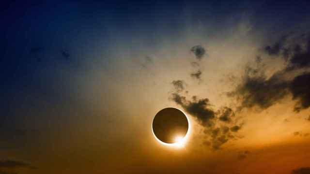 Imagen de un eclipse solar completo.