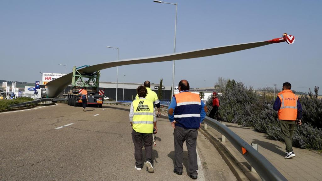 Una pala eólica bloquea la N-601