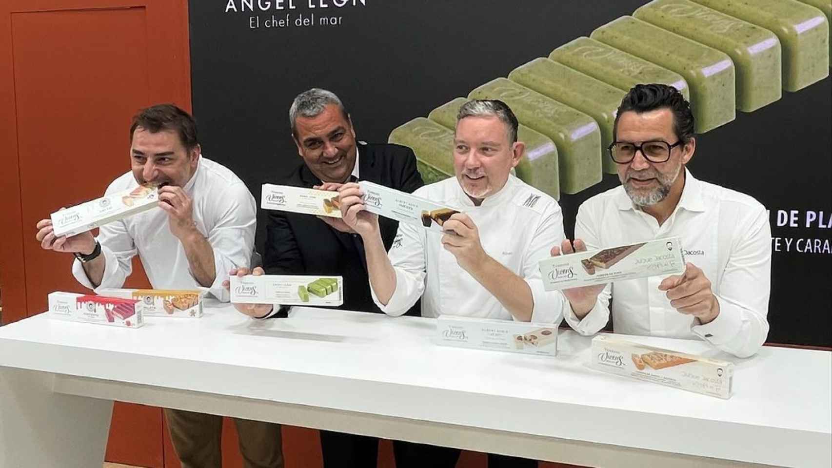 Los tres chefs junto a sus variedades de Torrons Vicens.