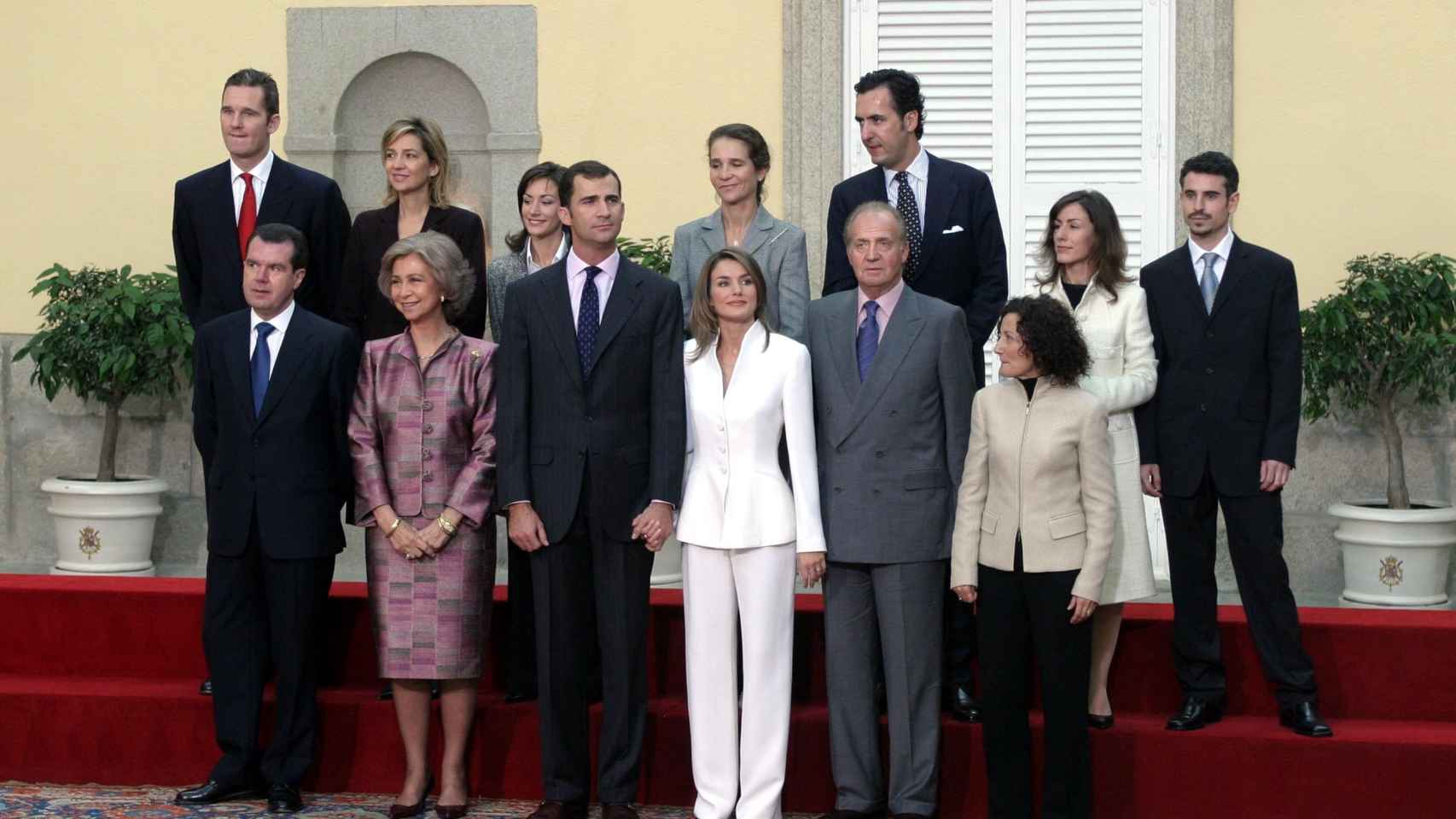 La Familia Real española, en 2003, durante la pedida de mano de Felipe VI a Letizia. A la derecha, Antonio Vigo.