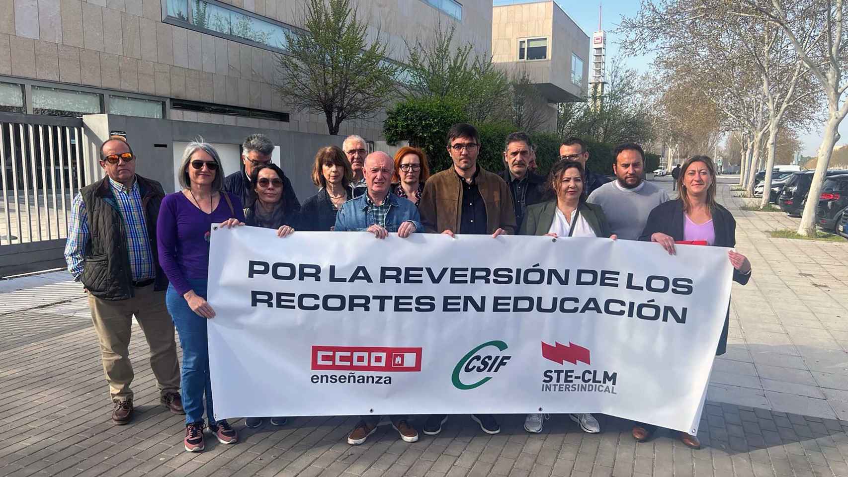 Representantes sindicales a las puertas de la Consejería de Educación de Castilla-La Mancha.