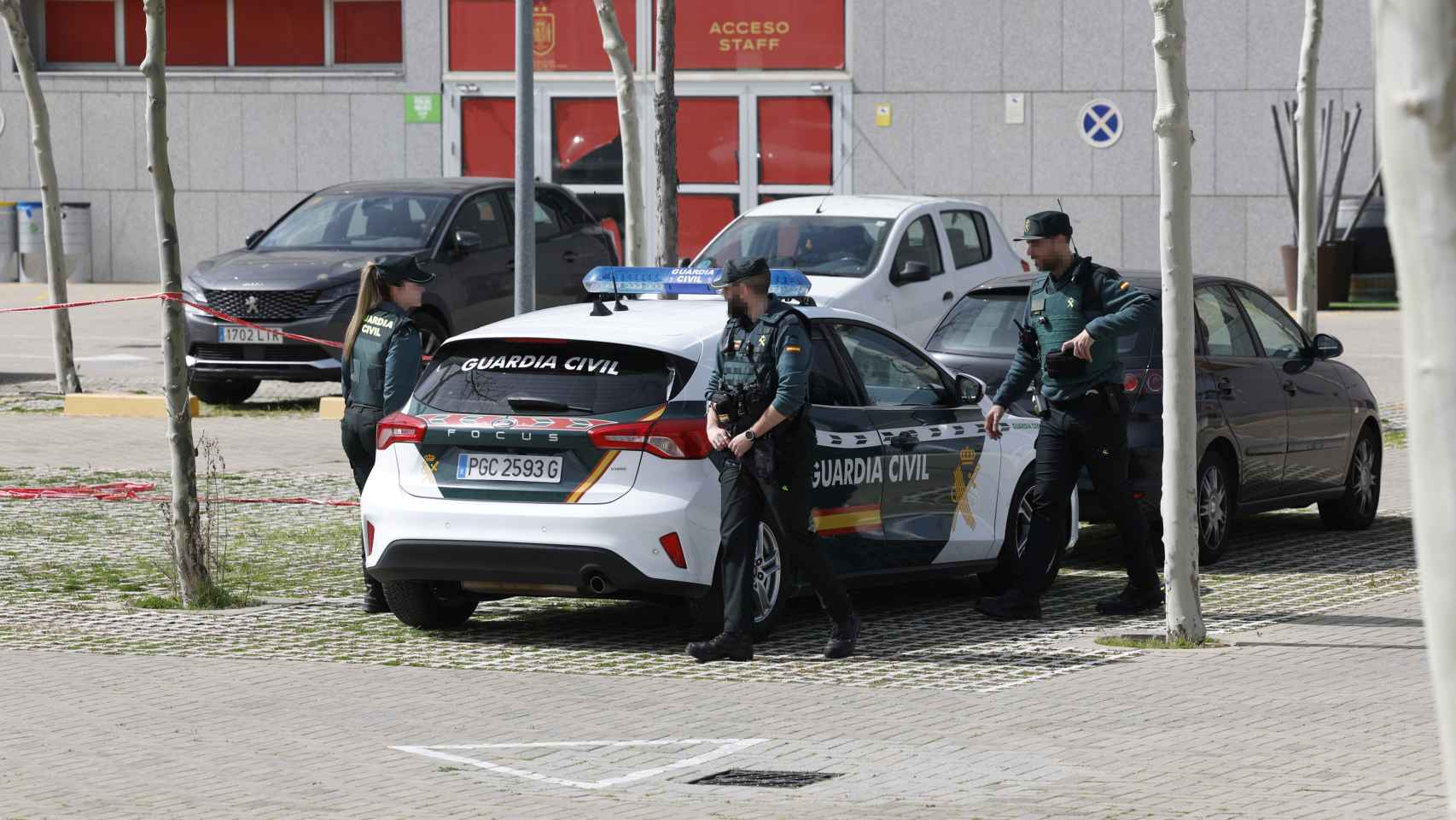 Agentes de la Guardia Civil este miércoles en la sede de la RFEF en Las Rozas, Madrid.