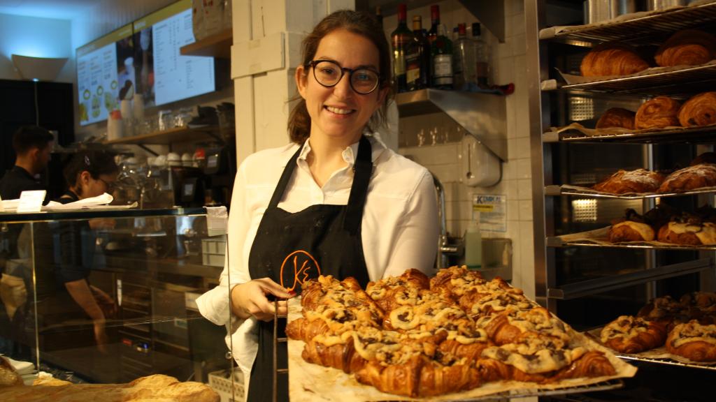 María Fraile, jefa de pastelería, muestra una bandeja de crookies en Maison Kayser.