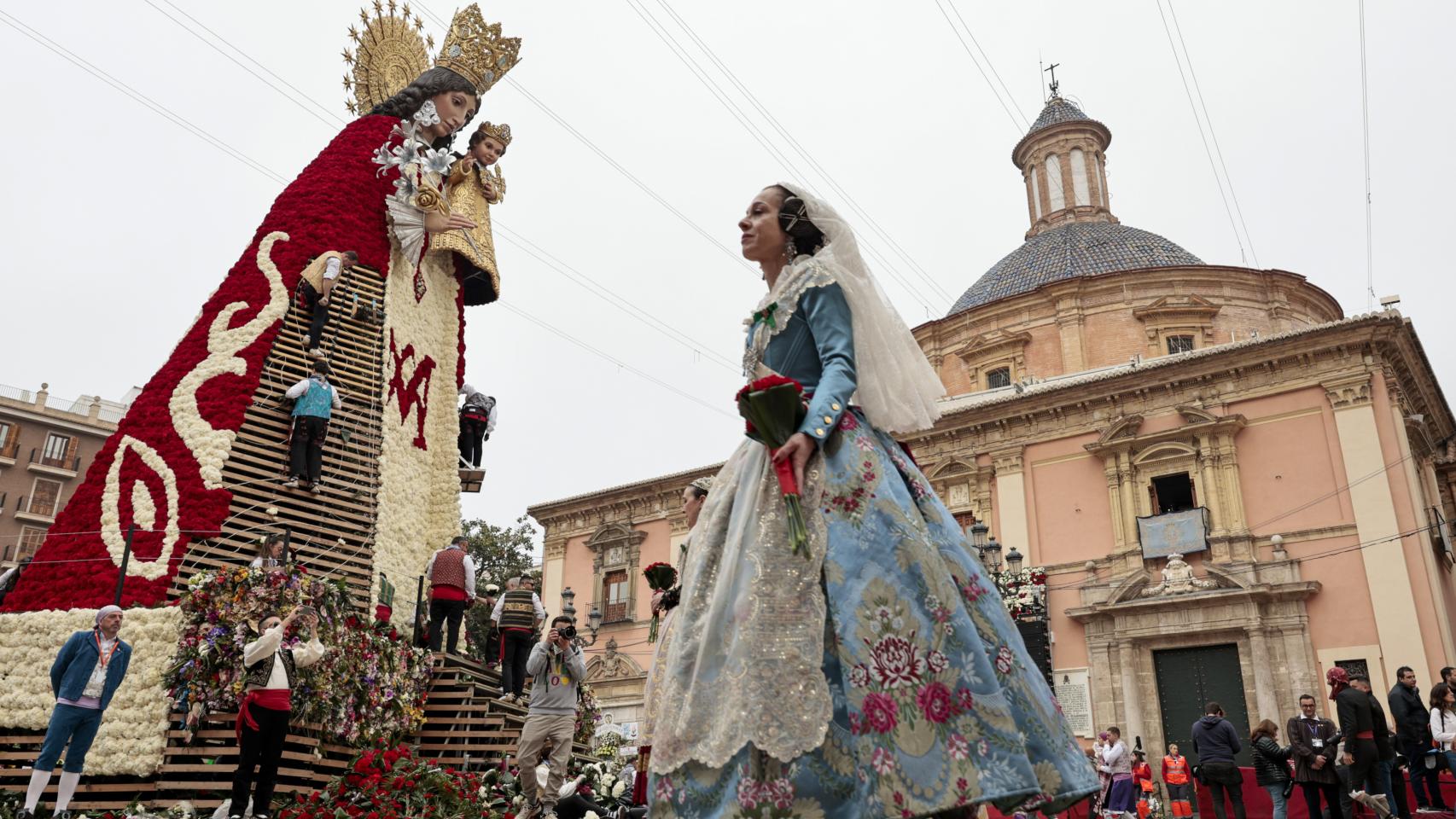 Cerca de 111.000 falleros participaron en la ofrenda de las Fallas de Valencia, la mayor cifra de la historia