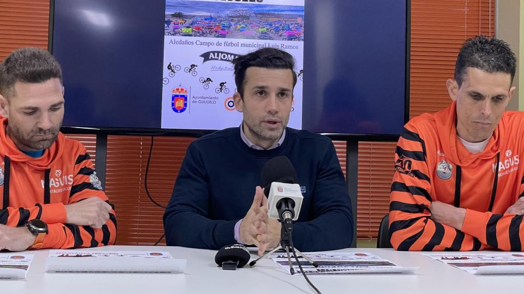Presentación del campeonato por el concejal de Deportes de Guijuelo, Jesús Manuel Hernández, junto a  David Martín y Moisés Dueñas