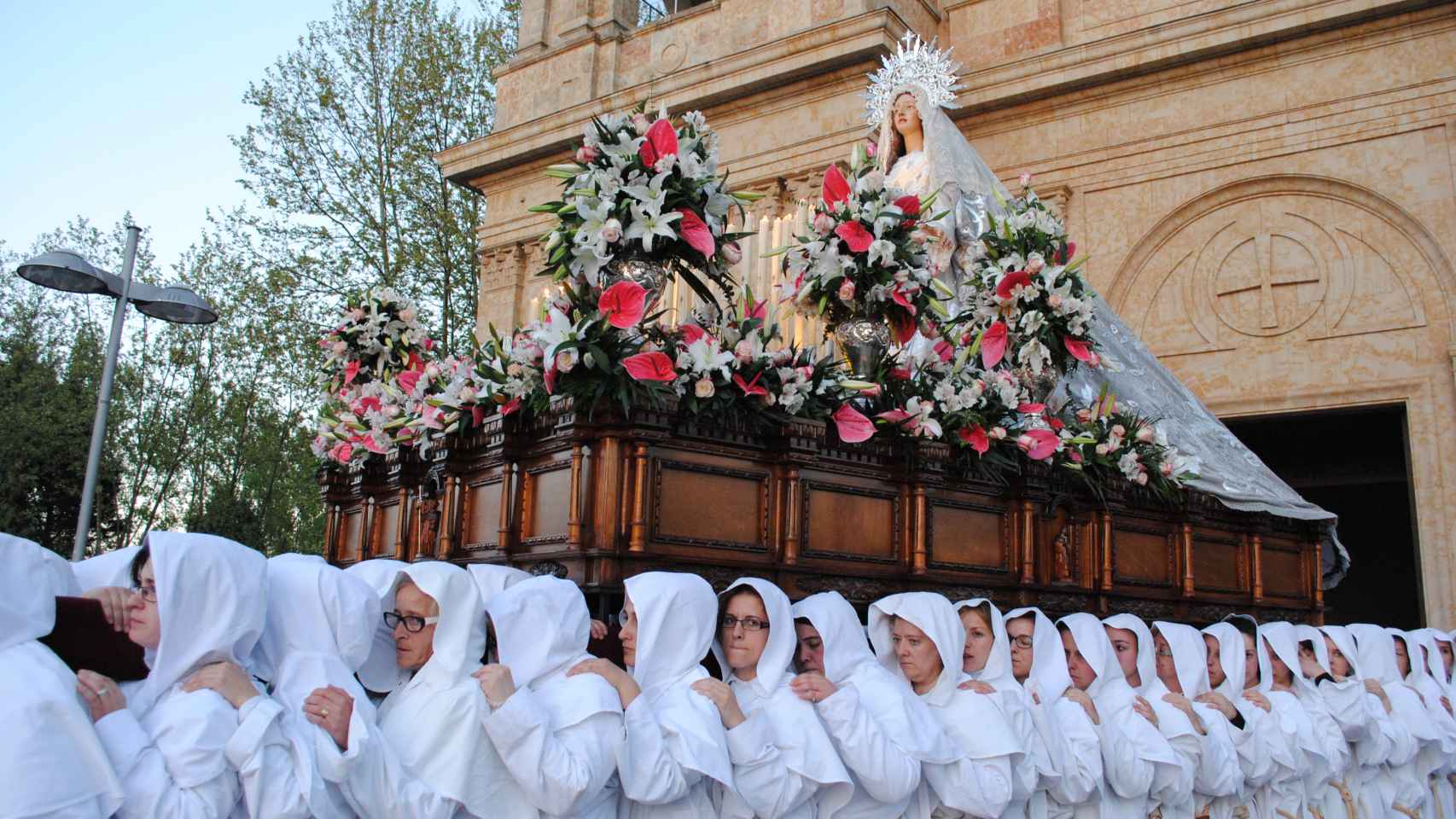 Salida de María Nuestra Madre, un paso portado por mujeres que sale de la iglesia nueva del Arrabal