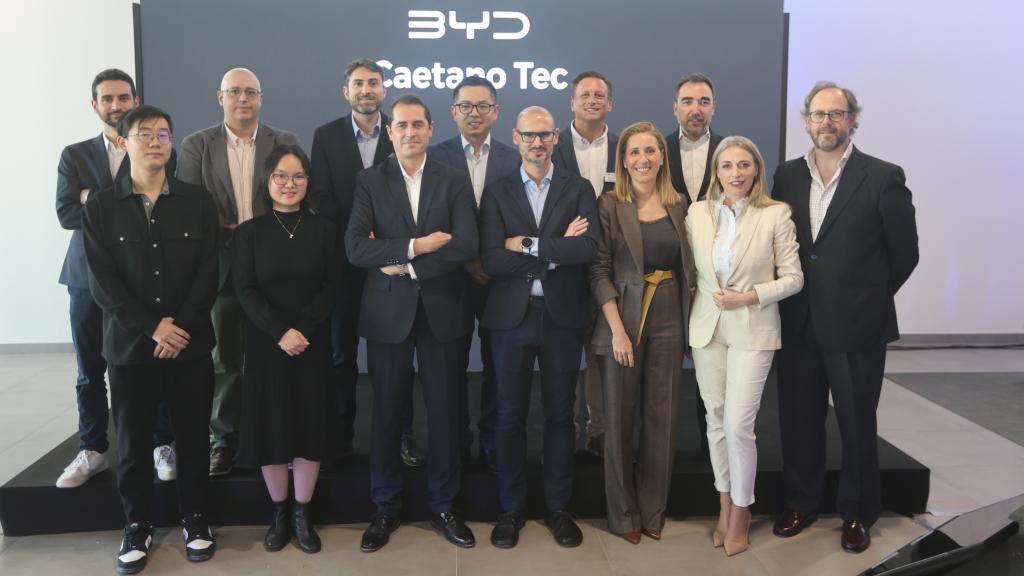 Equipo directivo de Caetano y de BYD en la inauguración del concesionario.