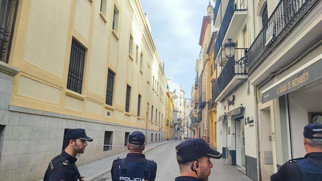 Agentes de la Policía, en la zona donde está el paquete sospechoso.