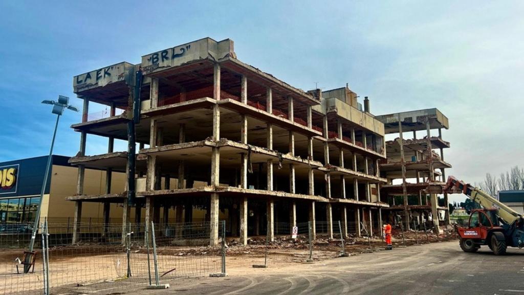 Lo que queda del emblemático edificio de la Editorial Anaya en Santa Marta de Tormes, listo para abrazar su nueva vida como residencia para mayores