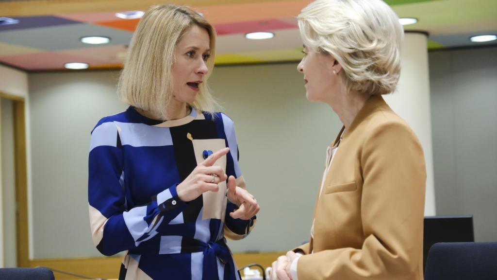 La primera ministra de Estonia, Kaja Kallas, conversa con la presidenta Ursula von der Leyen