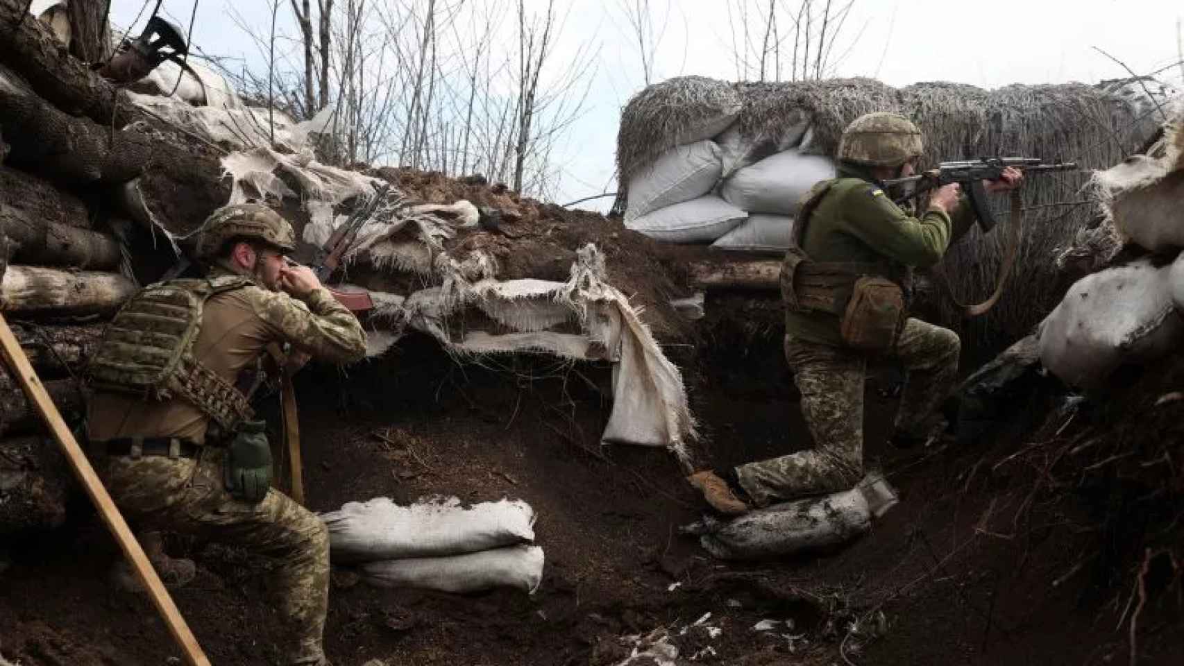 Soldados ucranianos defienden un hoyo en la región de Lugansk, en abril de 2022.