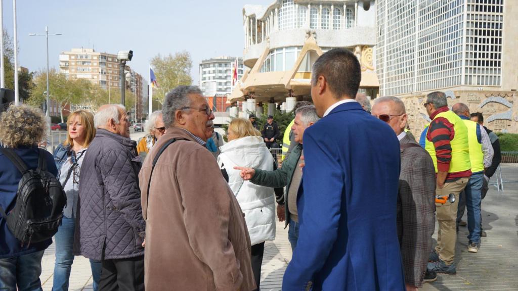El portavoz de la Asociación de Vecinos de Torreciega, Pedro Gálvez (i) junto al portavoz adjunto de MC Cartagena en el Ayuntamiento, Jesús Gallo (d), en la manifestación de este miércoles.