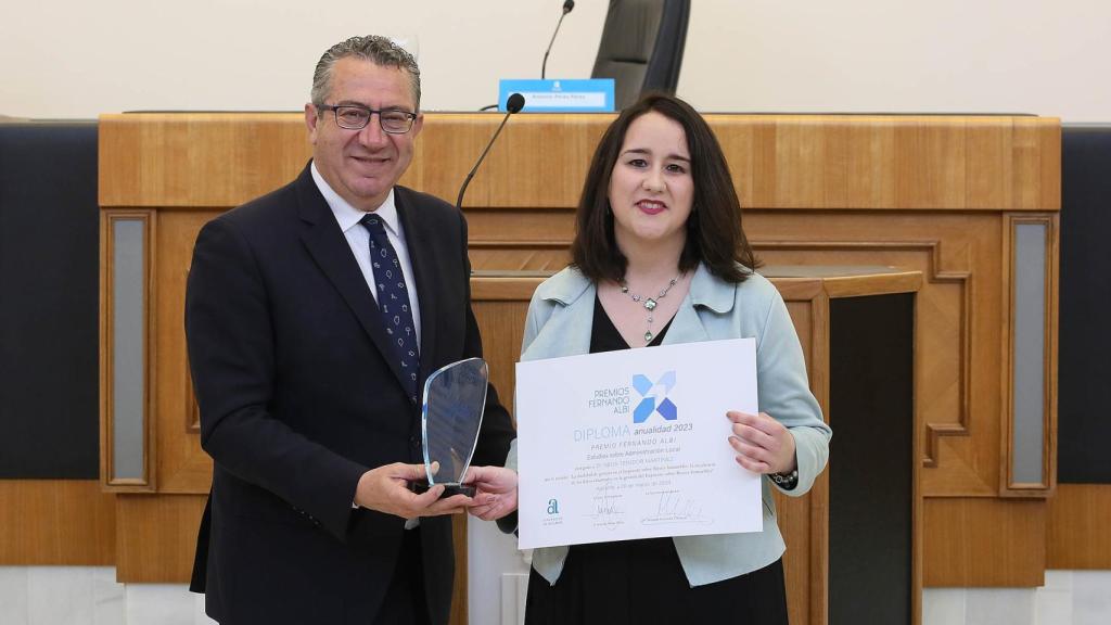 El presidente Toni Pérez con la ganadora Neus Teixidor.