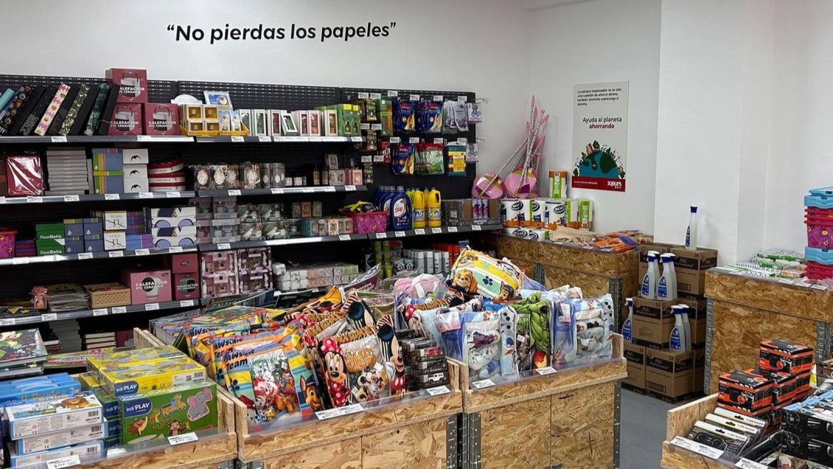 Un empleado en una de las tiendas de la cadena.