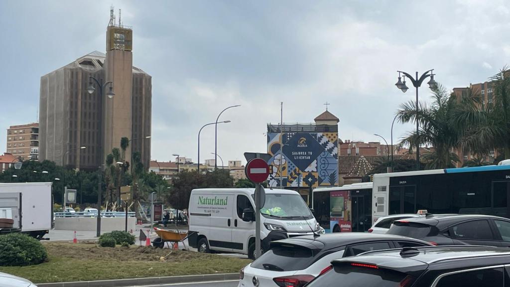 Vista del anuncio de cerveza instalado en la Archicofradía de La Expiración de Málaga.