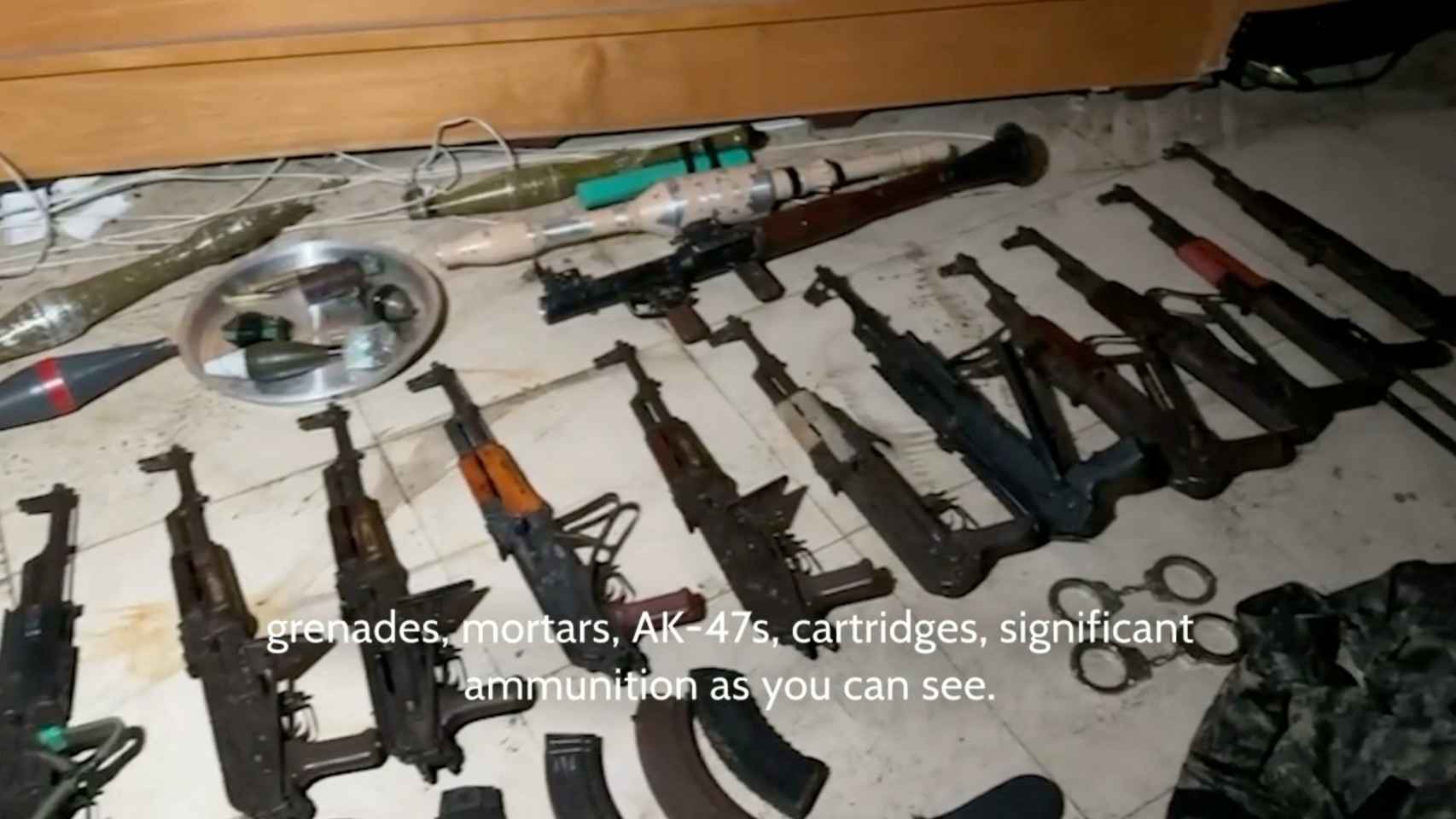 Las armas que, según el ejército israelí, se encontraron en el hospital Al-Shifa de la ciudad de Gaza.
