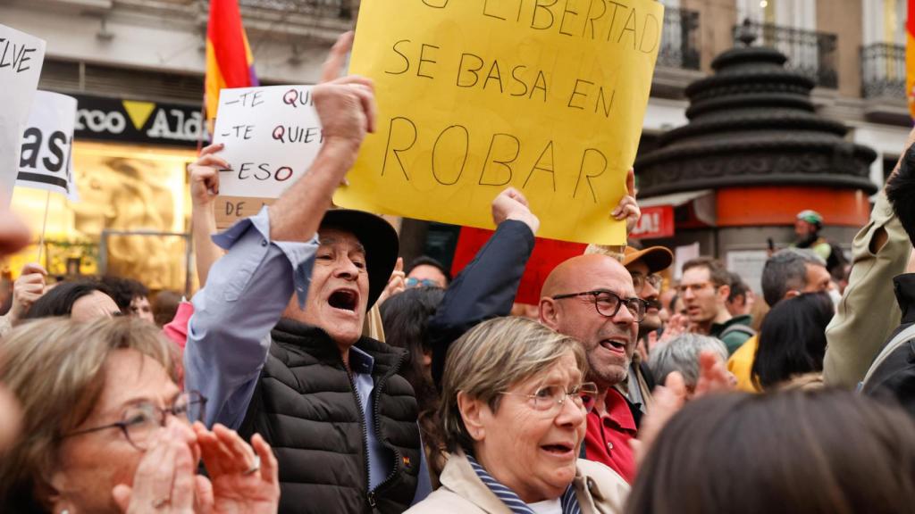 Algunos de los manifestantes que pedían la dimisión de Ayuso en Génova.