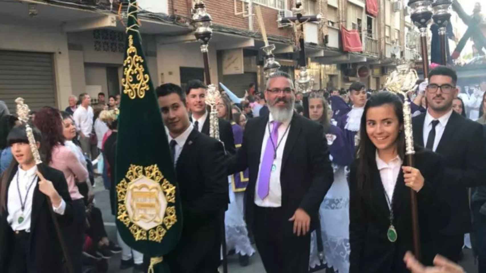 Francis Lorente, con algunos alumnos en la procesión de Luz y Mar en 2019.