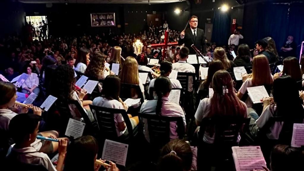 Juanma Peso y los componentes de la banda, en el pregón, celebrado este miércoles.