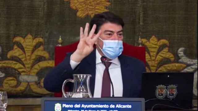 El alcalde de Alicante, Luis Barcala, con una mascarilla en el pleno municipal.