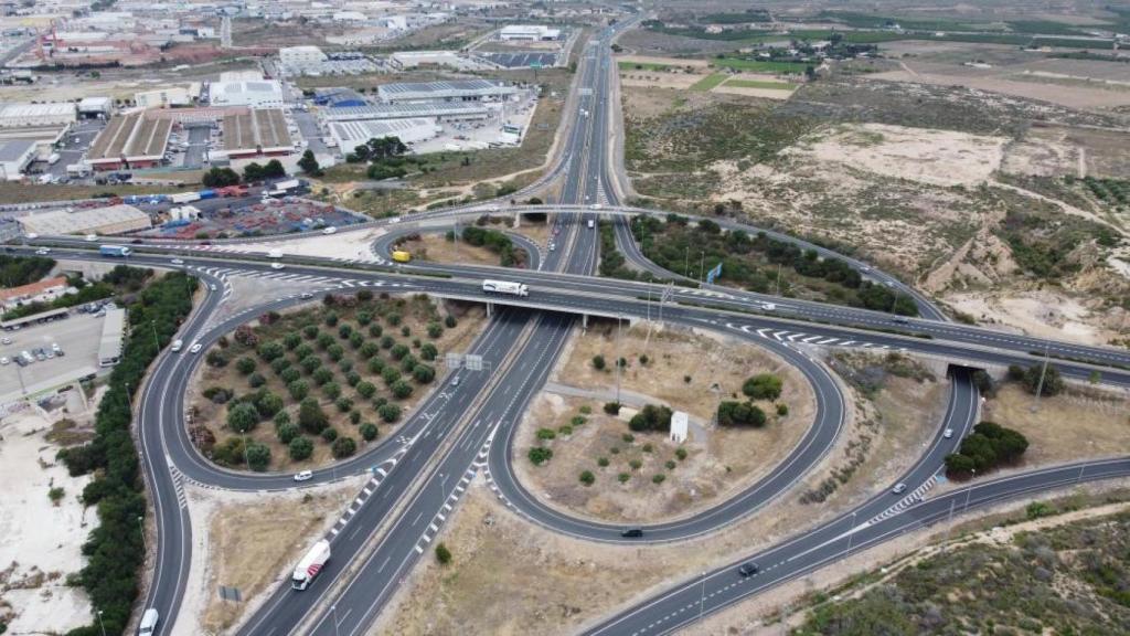 Vista aérea de las carreteras en Alicante en las que Transportes invertirá 22 millones para su conexión.