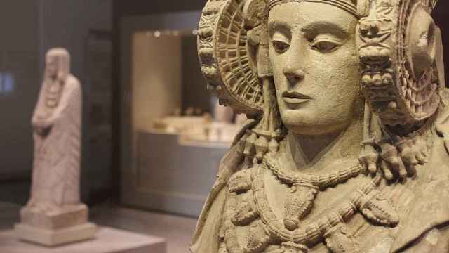 La Dama de Elche con la Dama Oferente al fondo en el Museo Arqueológico Nacional.