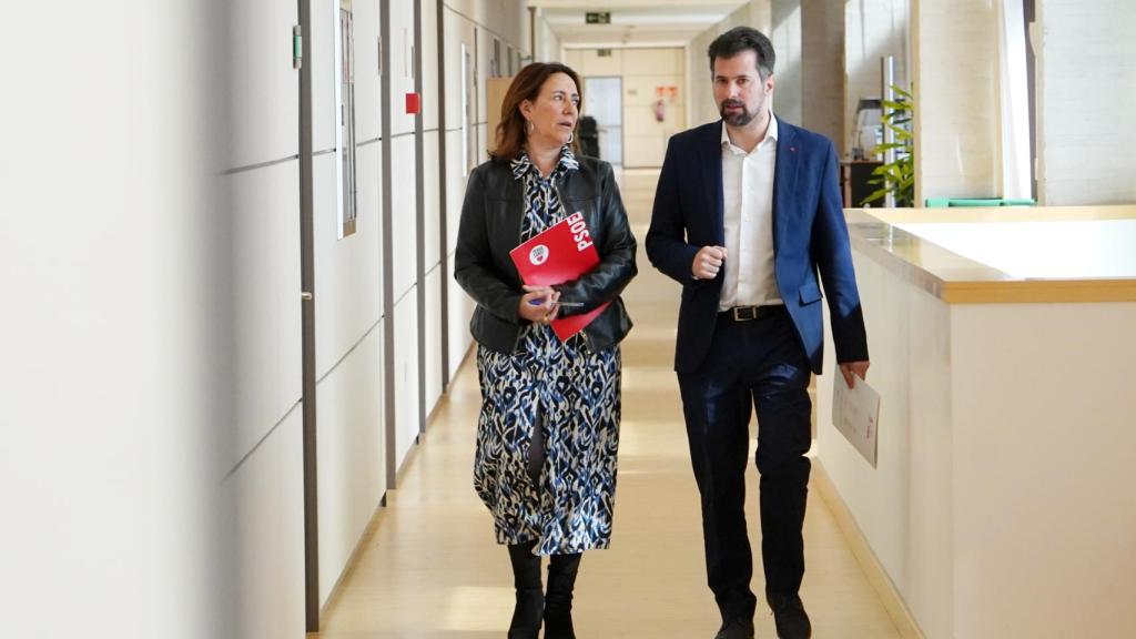 La portavoz de Hacienda del Grupo Socialista, Rosa Rubio, y el portavoz y secretario general, Luis Tudanca, a su llegada a la rueda de prensa de este miércoles en las Cortes.