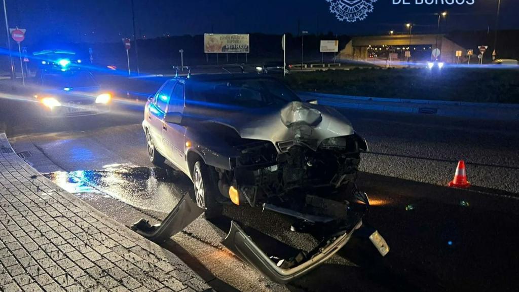 El estado del vehículo tras chocarse contra una farola en Burgos